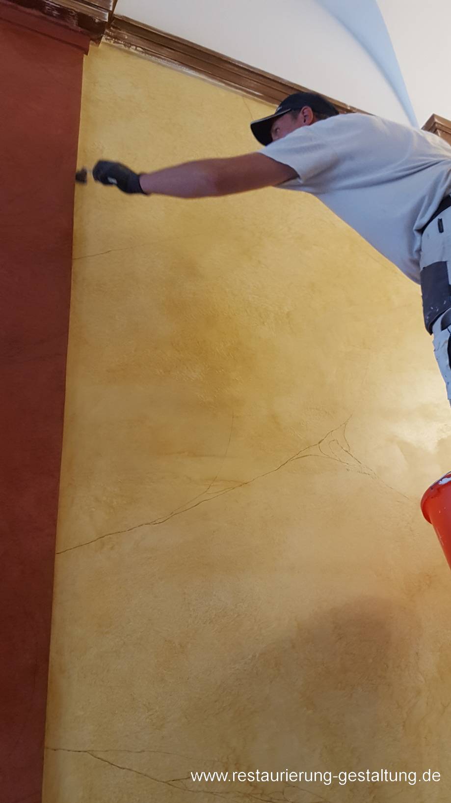 Marmormalerei in Bier an einem Denkmal in Berlin Charlottenburg. Nachdem Norbert Schimpf die restauratorische befunduntersuchen gemacht hat, wurde ein Konzept erstellt. Aufbauend auf dem Konzept hat die Firma Restaurierung und Gestaltung die reversiblen Vorarbeiten übernommen. Nachdem die Arbeiten vom Maler – Team abgeschlossen waren, wurde das Farbkonzept zuerst als Marmorimitation umgesetzt.  Auszüge aus der Charta von Venedig 1964: Es gab kein Denkmalschutzgesetz, aber das Bewusstsein des Verlustes an alter Bausubstanz als Entscheidende Grundlage erstmals durch den Gesetzgeber! International anerkannte Richtlinie, legt zentrale Werte und Vorgehensweisen bei der Konservierung und Restaurierung International verbindliches Dokument Beschreibt: -Einzeldenkmäler oder Ensemble -kultureller Bedeutung, auch bescheidene Werke -keine Hypothese bei der Restaurierung und Konservierung -Vernünftige Nutzung -Umgebung muss erhalten bleiben -Ergänzungen mit Stempel unsrer Zeit -alle Epochen müssen erhalten werden, soweit nicht Unbedeutend -Dokumentation -nach dem 2 Weltkrieg Schutz / Bewahrung des Kulturgutes  Art. 3: Ziel der Restaurierung und Konservierung -Erhaltung des Kunstwerkes -Bewahrung des geschichtlichen Zeugnisses Art. 4: dauernde Pflege Art. 5: Nützliche Funktion ohne Zerstörung der Gestalt des Denkmals Art. 11: Alle Epochen müssen respektiert werden  Das zu entfernende darf nur eine geringe Bedeutung haben